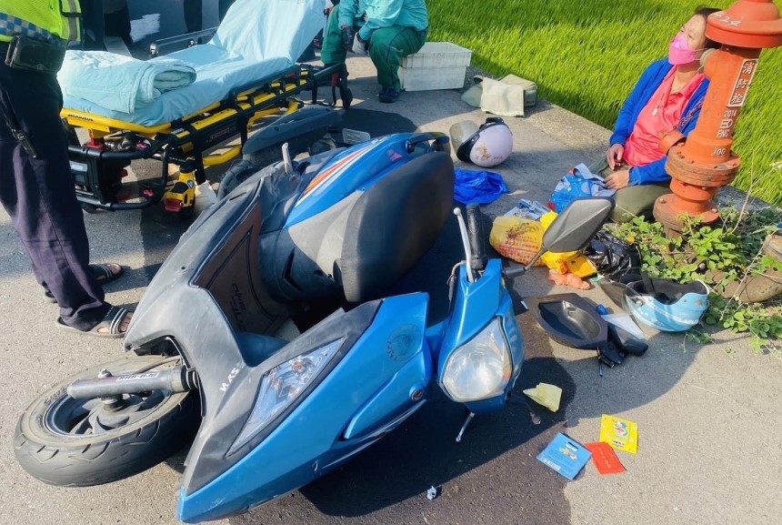 ▲張女騎機車與陳姓郵差機車擦撞,機車零件四散、損壞嚴重 (圖/苗栗縣警察局 提供)