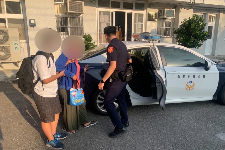 ▲員警先到學校接送小孩後,再將母子載往苑裡火車站搭車返家 (圖/苗栗縣警察局 提供)