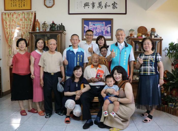 重陽敬老 馬公市長葉竹林致贈百歲人瑞禮金祝賀