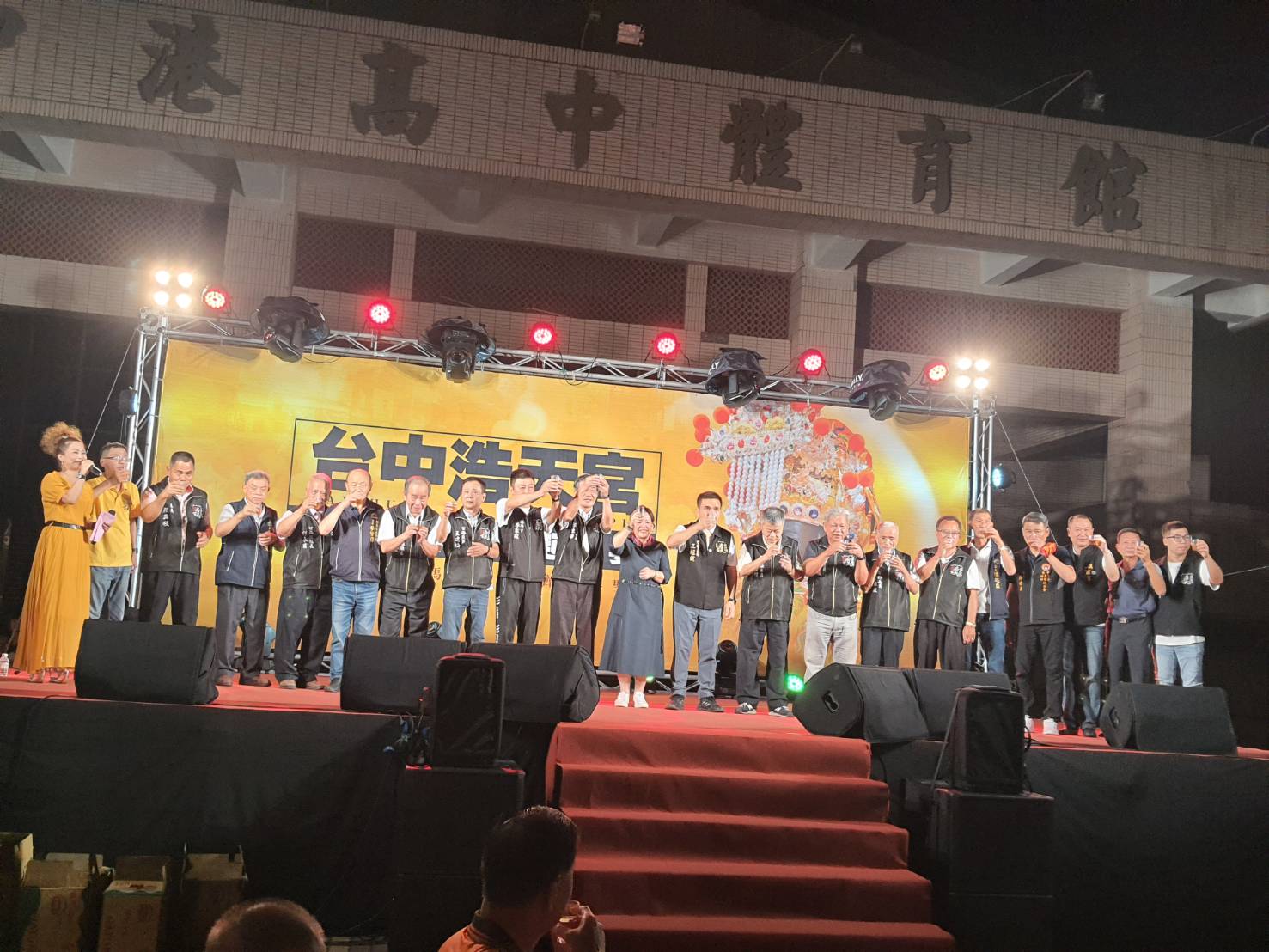 圖片說明:台中市梧棲區浩天宮今(1)日於臨時行宮辦理「中堡五十三庄遶境起馬宴」活動席開500桌,主任委員王經綻(右10)率領核心幹部向大家致意。(記者謝榮浤翻攝)