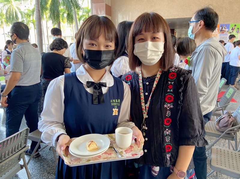漾新聞|三信家商「敬師奉茶擁抱獻愛」不忘尊師重道