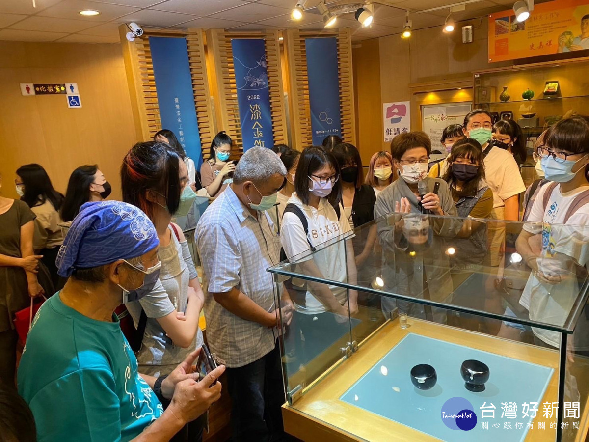 臺灣漆金工藝創作協會會員於豐原漆藝館展出32件立體漆藝作品。
