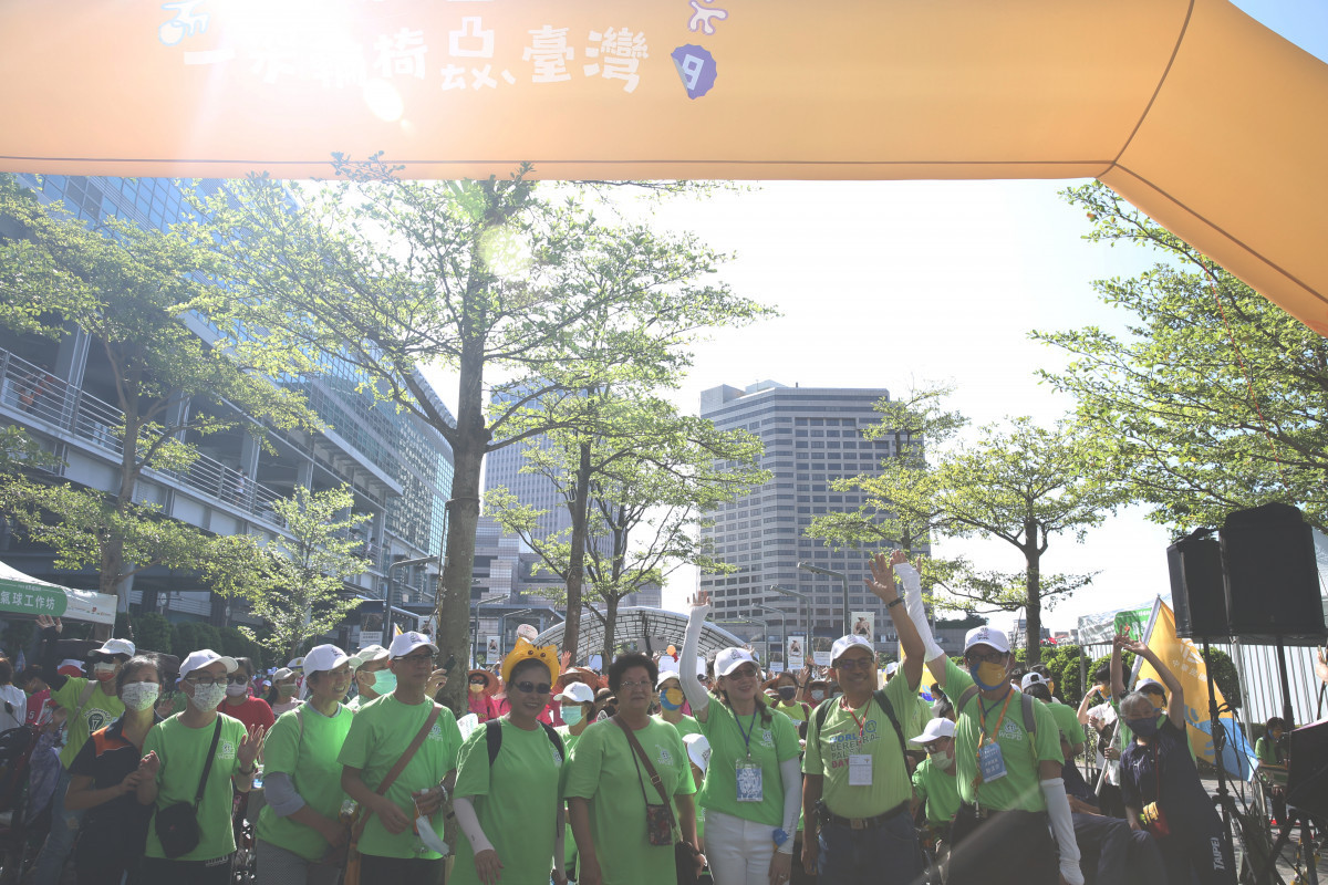 腦麻勇士不畏豔陽沿著臺北101商圈周邊道路、約2公里的路程健走,讓世界看見臺灣,整隊出發!(圖/中華民國腦性麻痺協會提供)