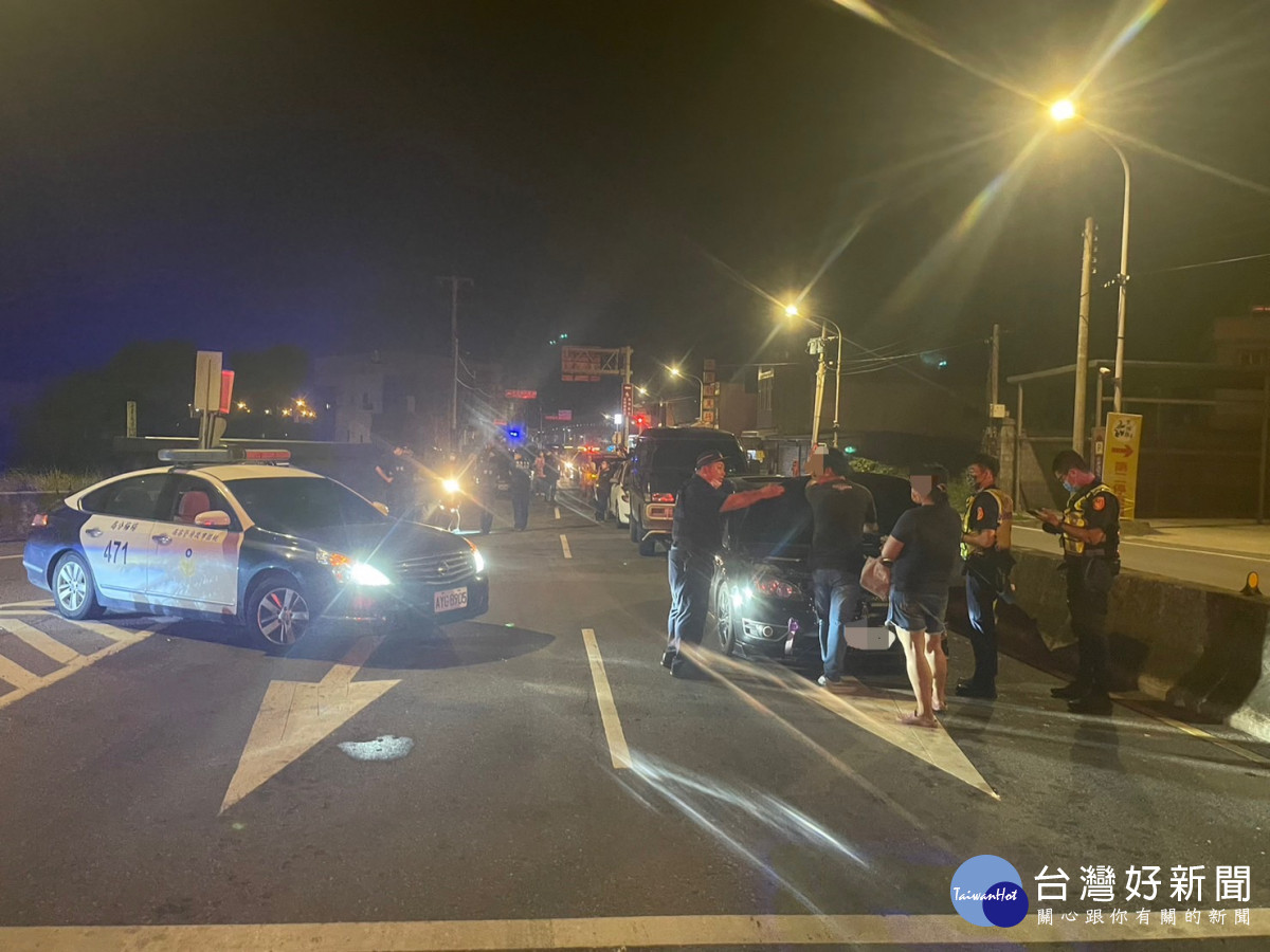 楊梅警分局「閉鎖式路檢」勤務，遏止改裝車聚集製造噪音影響民眾安寧。<br /><br /> <br /><br /> 