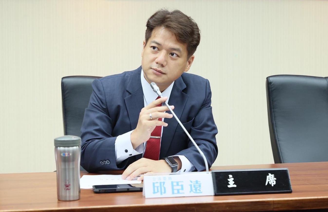 民眾黨團在新會期將提出《新經濟移民法》草案。翻攝邱臣遠臉書