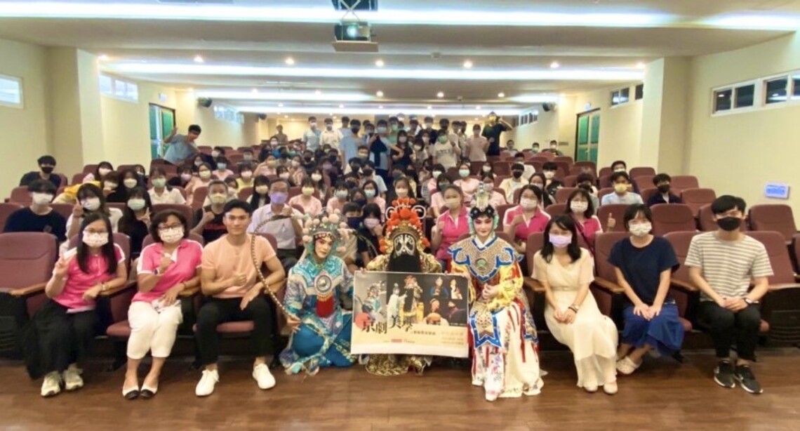 京劇美學藝術教育到校園    新莊高中學生粉墨登場