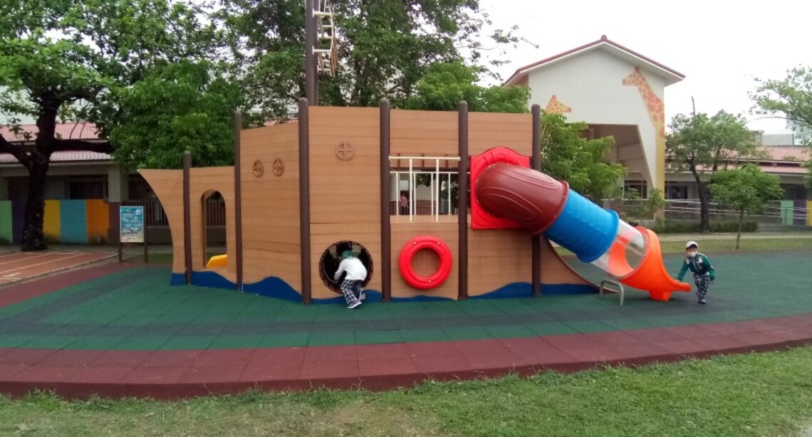 改善國小校園遊戲場 孩子搭著列車玩耍趣
