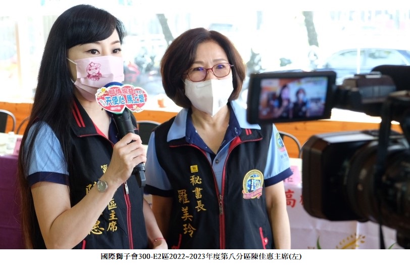 可能是 2 個人、大家站著和文字的圖像