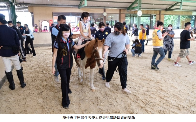可能是 9 個人、大家站著和馬的圖像