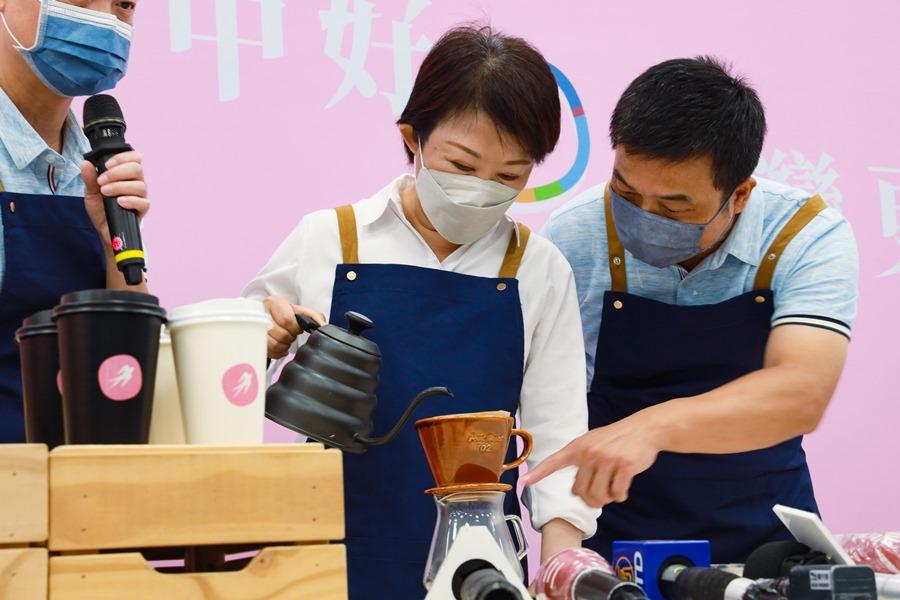 台中市長盧秀燕2是首次現身競選總部-燕子總部化身一日咖啡店長,跟年輕人談未來願景。(圖/盧秀燕競選總部)
