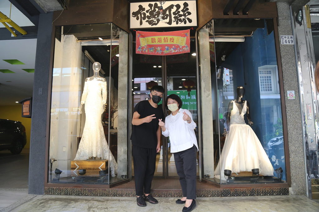 市長和BLAXK Gallery店長合照