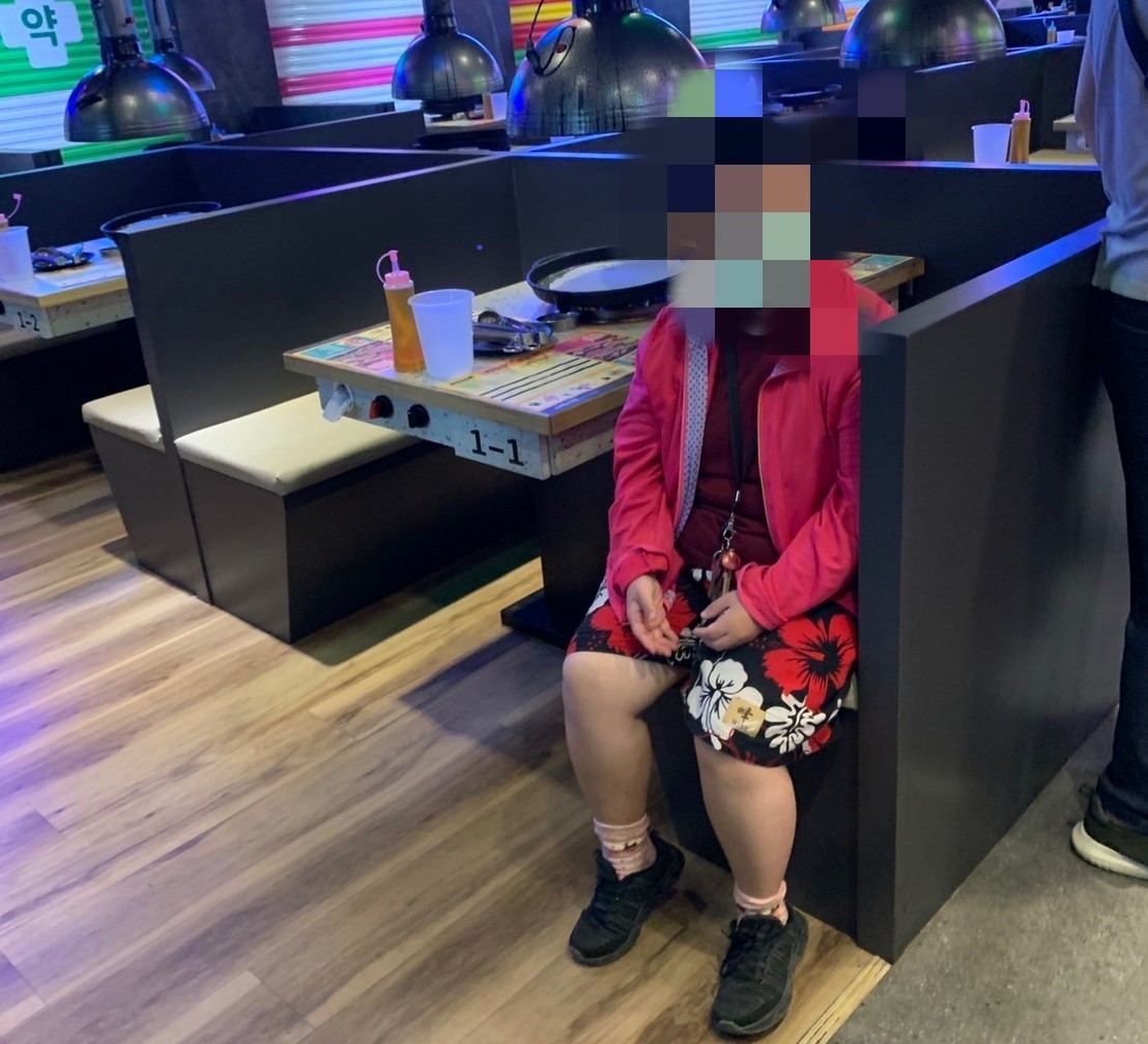 ▲用餐時刻,女子呆坐韓式烤肉店內,店家請求警方協助 (圖/台中市警察局 提供)