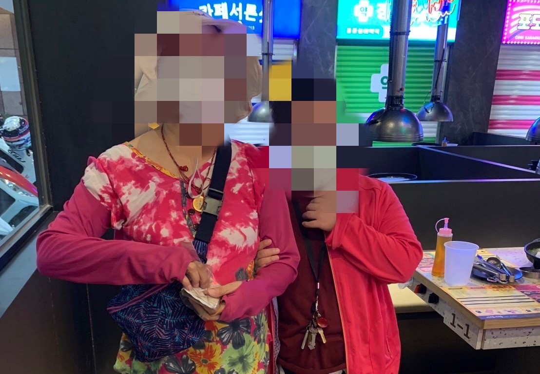 ▲員警聯繫到女子母親,將女兒帶返家慶生 (圖/台中市警察局 提供)