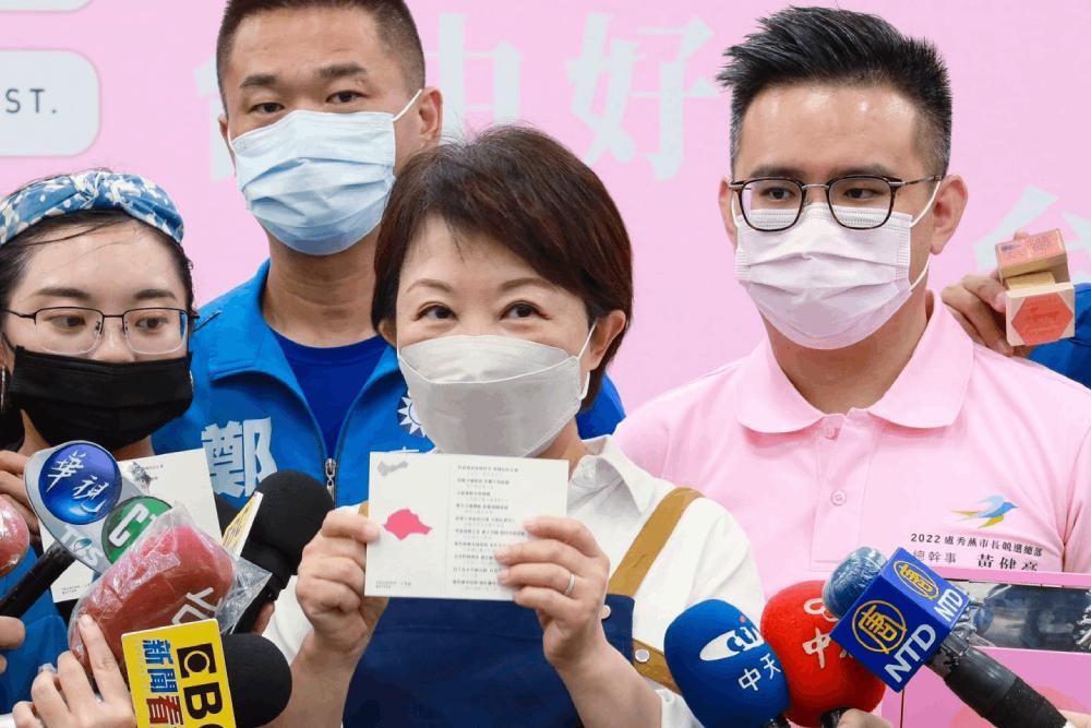 為王朝坤站台 盧秀燕:政治良性競爭 市政議題跨越黨派合作 50 盧秀燕秀出明信片