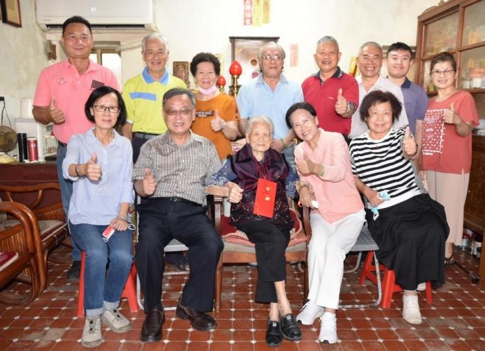 重陽節前夕 賴峰偉、劉陳昭玲贈百歲人瑞重陽敬老金 祝福健康「呷百二」