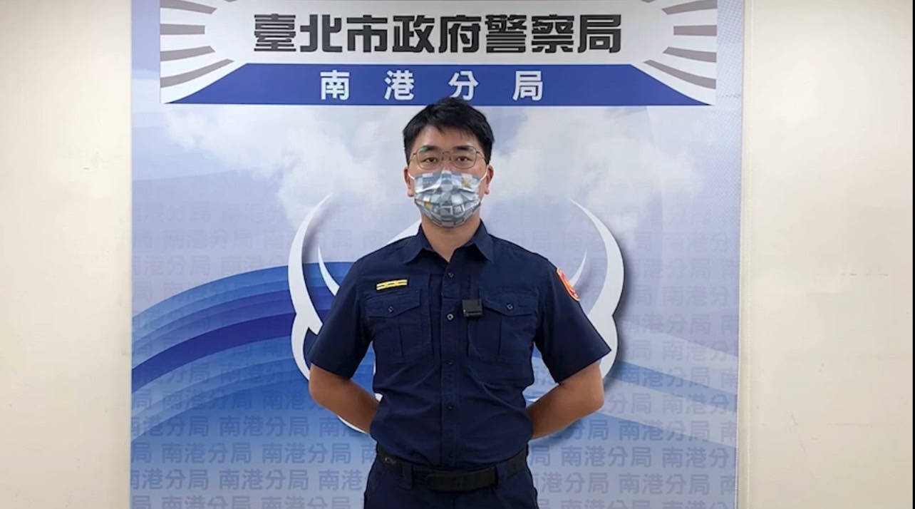 圖片說明:南港派出所所長林承緯說明畫面。(記者林艷林翻攝)