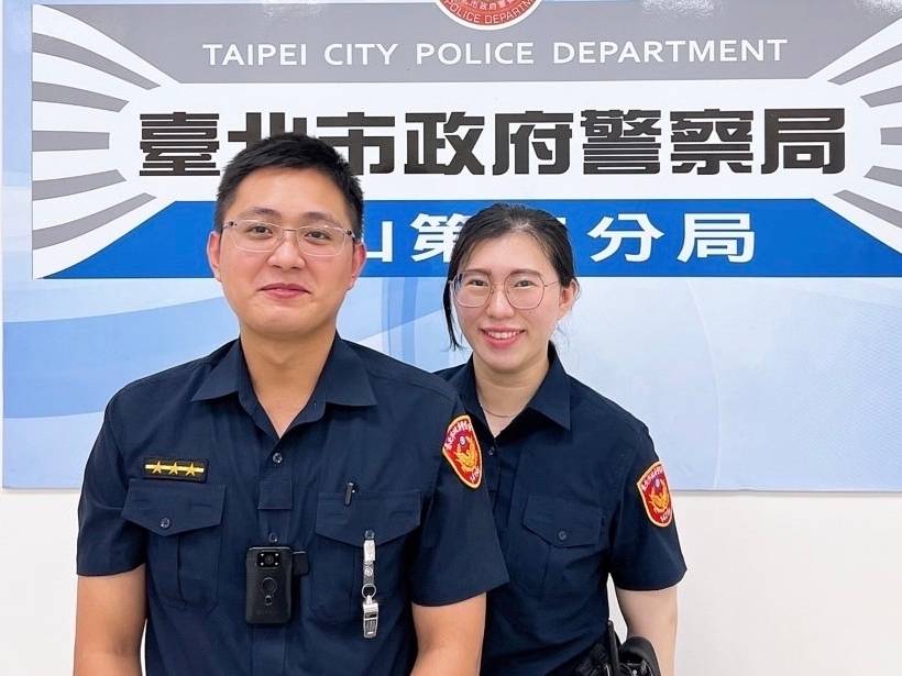 圖片說明: 文山第二分局景美派出所警員朱霆威(左)、蔡宜臻(右)根據衣服繡名協助八旬失智老翁平安返家。(記者吳萍翻攝)