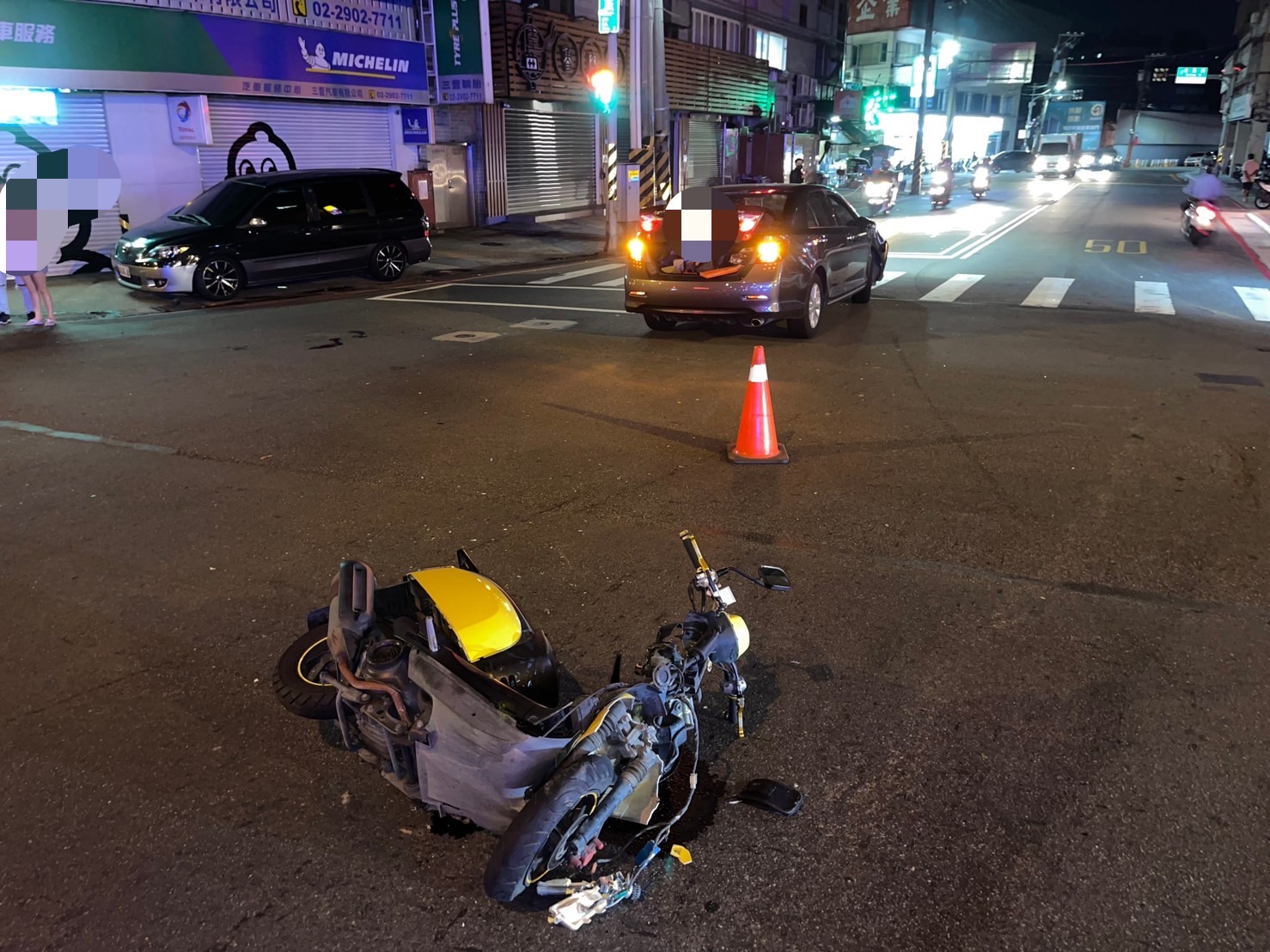 圖片說明:泰山區明志路與新北大道路口發生一起交通事故。(記者趙靜姸翻攝)
