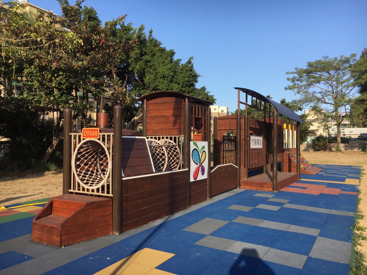 改善國小校園遊戲場 孩子搭著列車玩耍趣