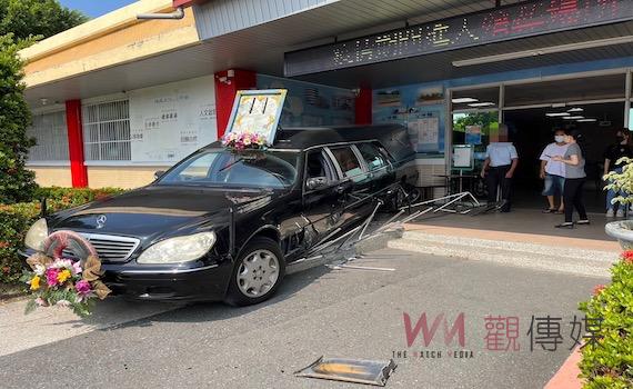 台南殯儀館靈車突失控倒車暴衝 民眾險遭殃
