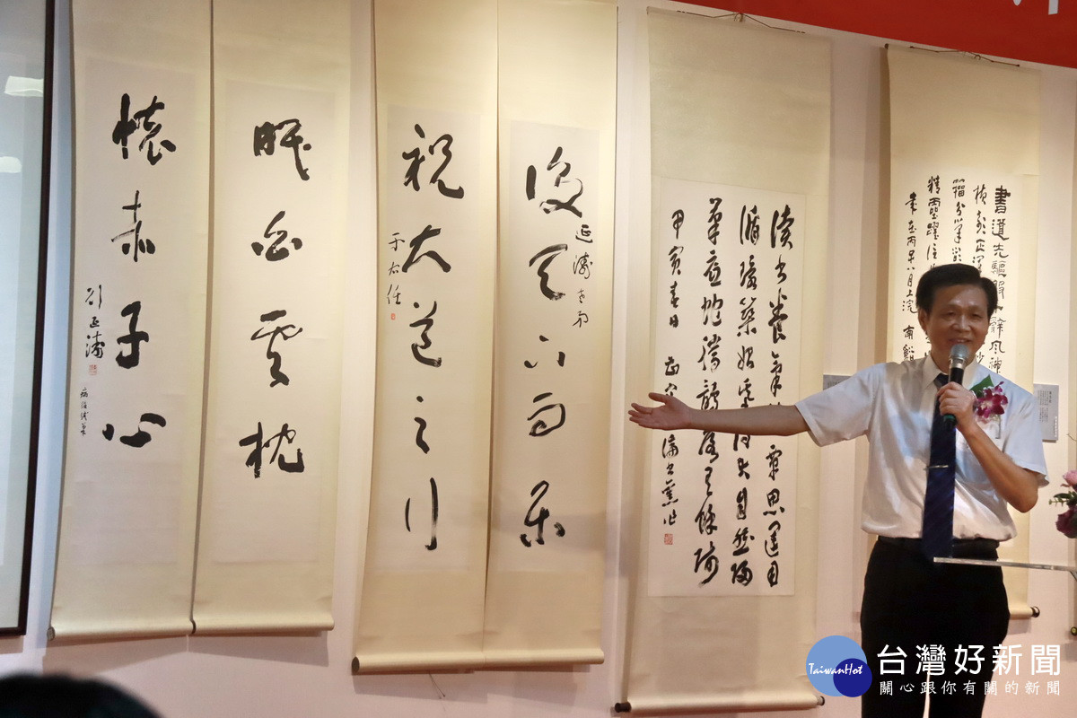 學會理事長陳銘鏡特推薦于右任墨寶。(記者扶小萍攝)