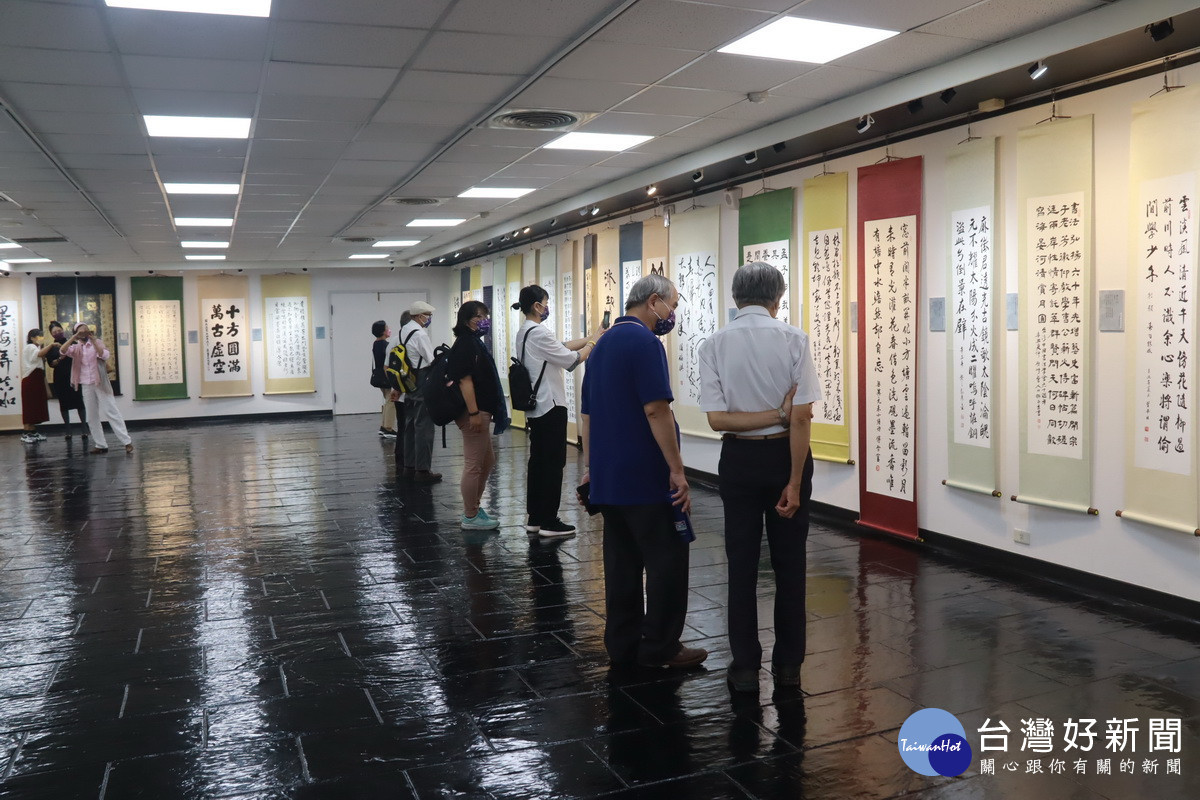文化局排出3個展覽室展出。(記者扶小萍攝)