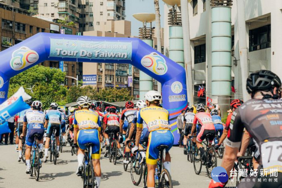 國際自由車環台賽桃園市站在桃園市政府府前廣場起跑。<br /><br /> <br /><br /> 