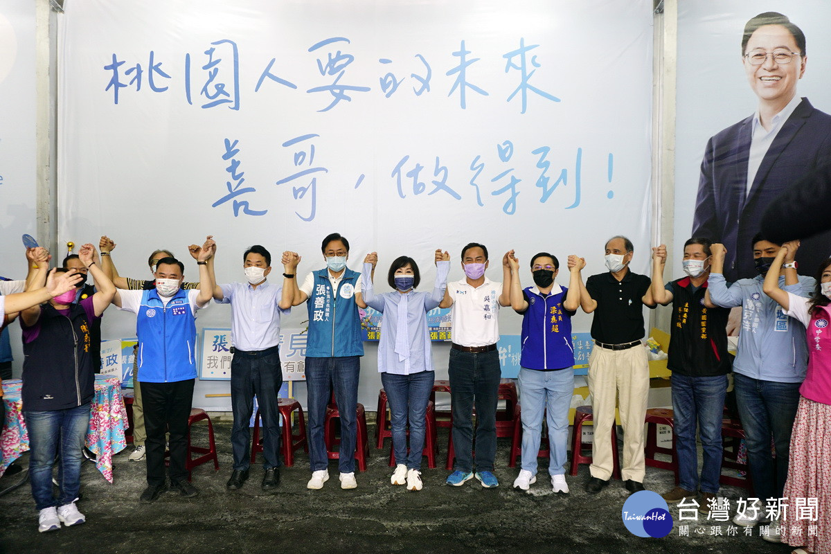 國民黨桃園市長候選人張善政南區總部舉行進駐祈福典禮,與會人員高呼張善政「凍蒜」。