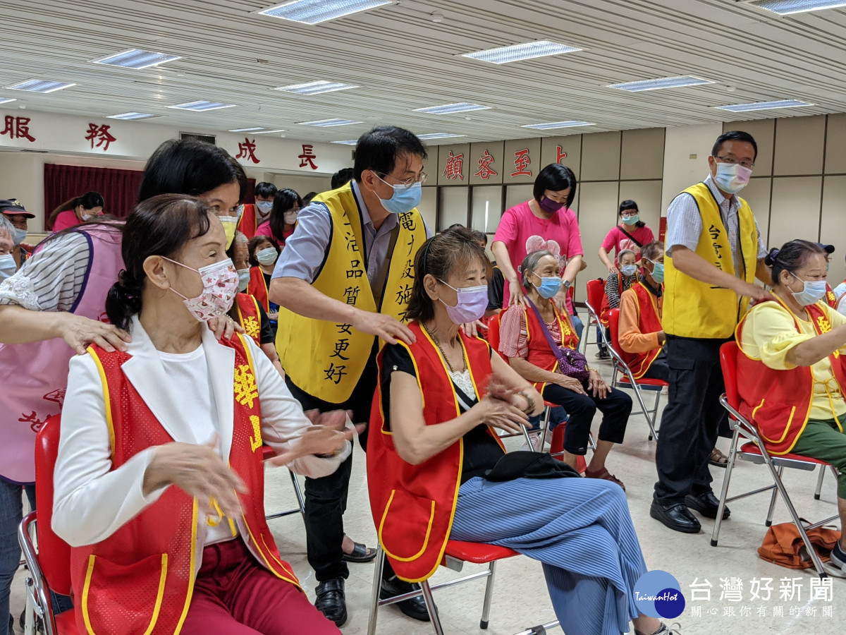 台電愛心志工陪同獨居長者共度重陽佳節。
