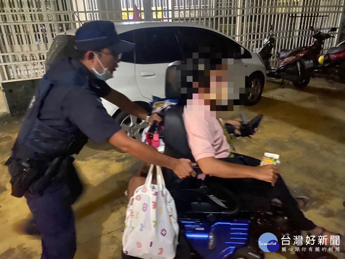 警方與民眾合作，協助電動輔具沒電的女子平安返家／警方提供