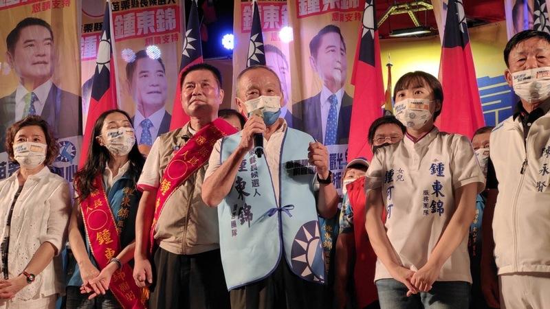 苗栗縣長徐耀昌(前中)2日晚間公開站台力挺違紀參選遭國民黨開除黨籍的鍾東錦(左3)。鍾東錦競辦提供