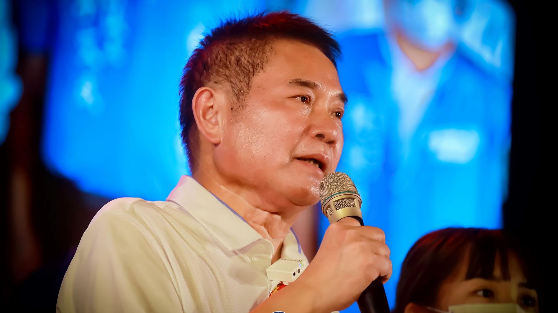 鍾東錦被挖出35年前傷害致死黑歷史,團隊反駁指那是黑牢。翻攝鍾東錦臉書