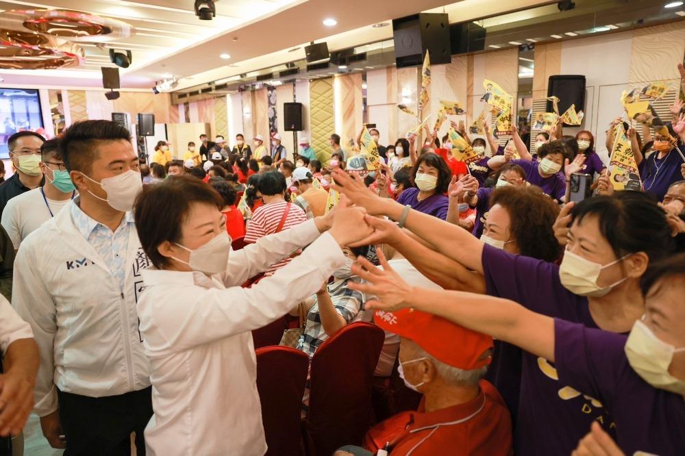 台灣指標民調進行「台中市長選舉及施政議題調查」,針對選戰期間「母雞帶小雞」已成各黨競選趨勢,調查詢問台中市民「誰比較能發揮母雞效應?」,結果顯示45.7%民眾認為盧秀燕有助拉抬議員候選人選情,14.1%選擇蔡其昌。(圖/盧秀燕競選總部)