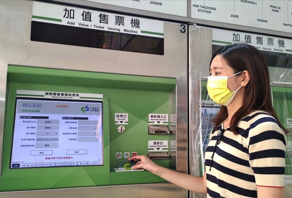 每月4日6時起,捷粉至車站票卡查詢機或加值售票機持卡感應即可領回上個月的回饋金。(圖/台中市政府)