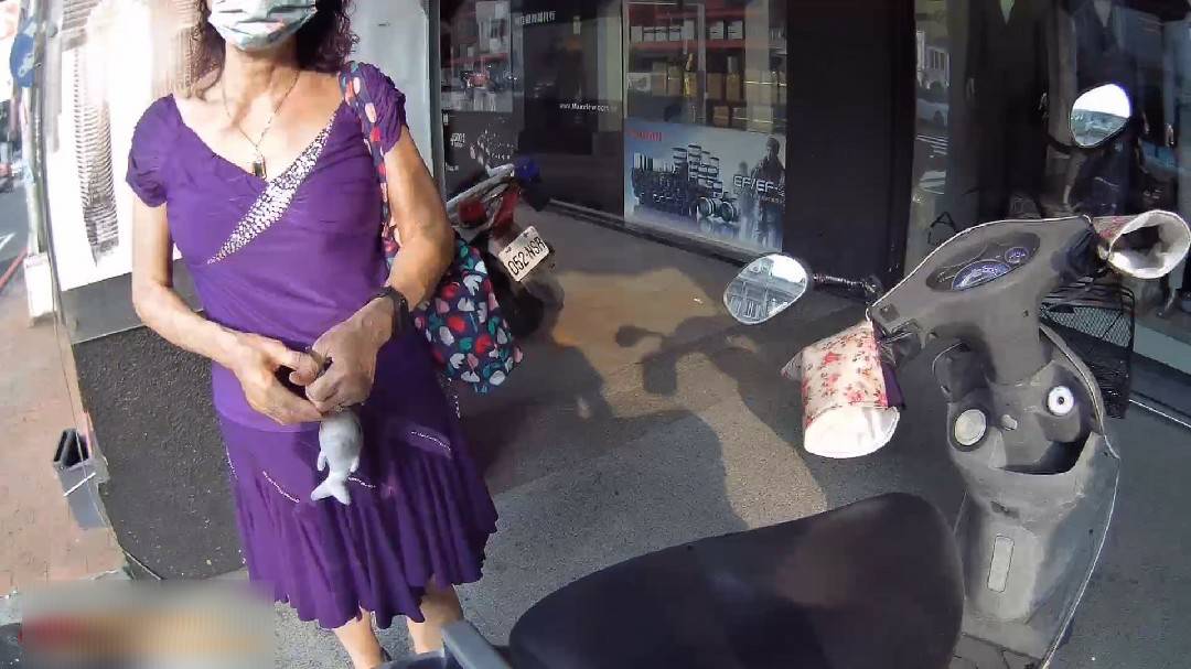 ▲葉姓婦人吃完午餐愛車就不見了? 員警調閱監視器輔助搜尋,10分鐘尋回機車 (圖/台中市警察局 提供)