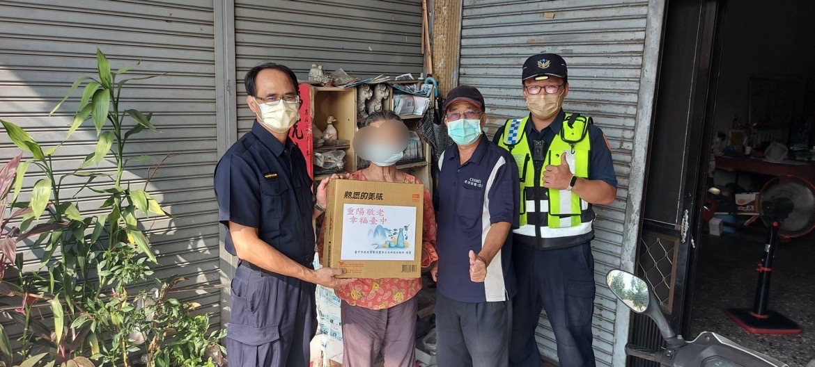 ▲重陽節將至，豐原警各所長將宮廟愛心物資轉贈給轄內弱勢獨居長者    (圖/台中豐原分局提供)