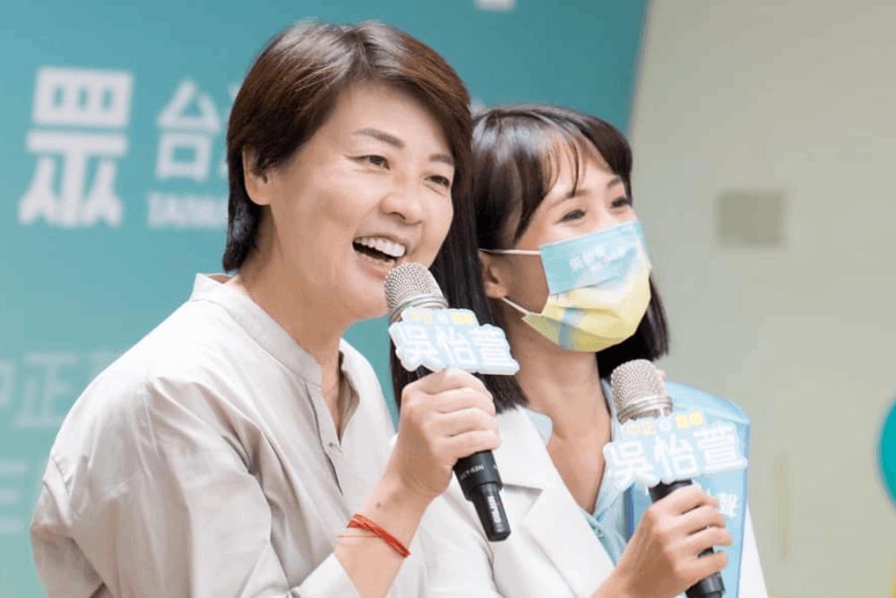 陳時中稱市政辯論逞口舌之快 黃珊珊競辦:可檢驗誰是草包或讀稿機 38 黃珊珊面露笑容合照