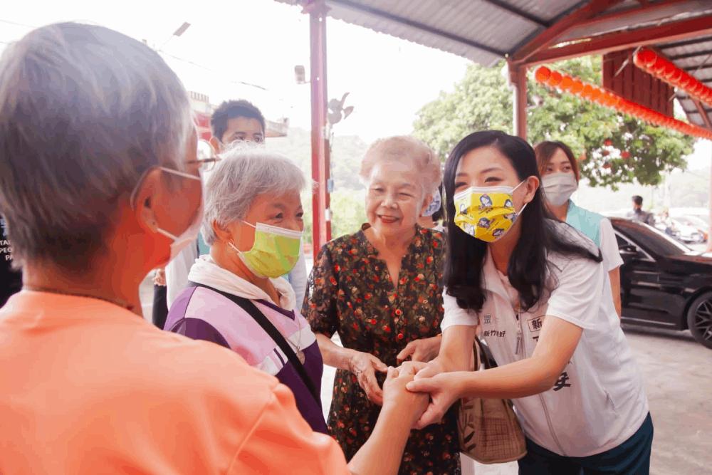 新竹出現親綠壯膽式假民調?高虹安競辨斥對選舉風氣毫無幫助 36 高虹安拜會長者