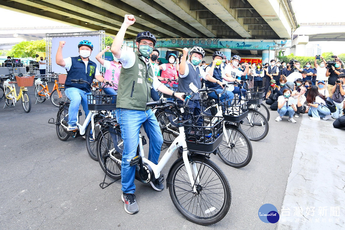 民進黨北北基桃4位市長候選人從交通治理串聯,騎乘Ubike象徵一起啟動。