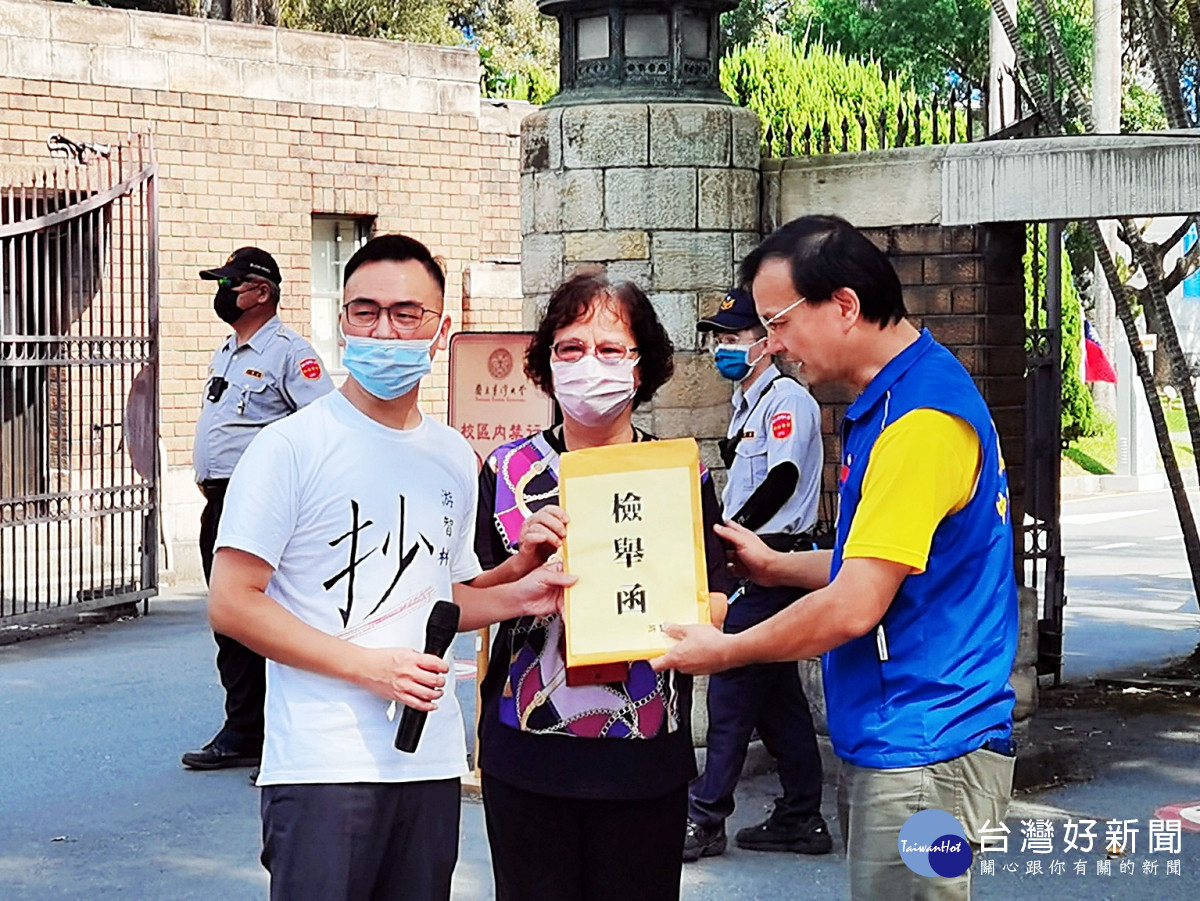 游智彬到台大舉鄭文燦論文抄襲，校方接受檢舉函