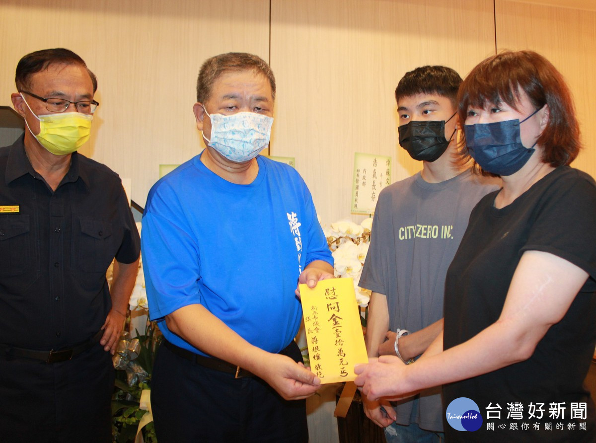 新北市議長蔣根煌今(4)日前往三重分局大同派出所殉職員警蘇文明靈前弔唁，同時致贈家屬十萬元慰問金
