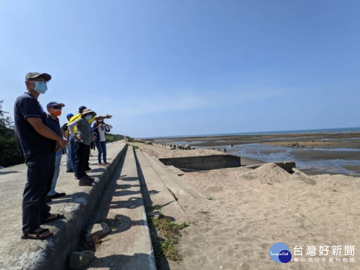 第二屆桃園市海岸管理委員會至許厝港濕地、草漯沙丘、觀新藻礁、新屋石滬等4個生態亮點實地參訪。<br /><br />