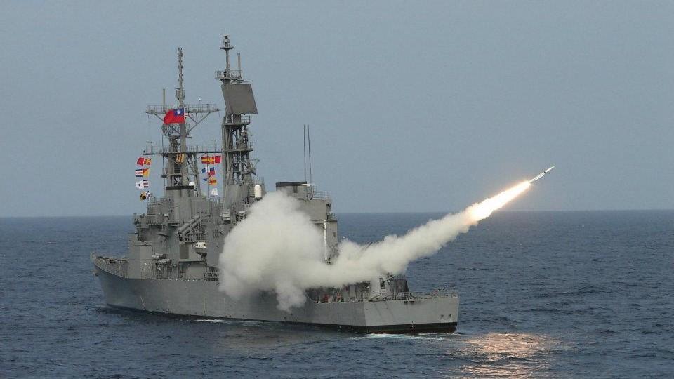 海軍主力戰艦數量不足,海軍決定以新一代輕型巡防艦補戰力。圖為基隆級艦發射標準防空飛彈資料照片
