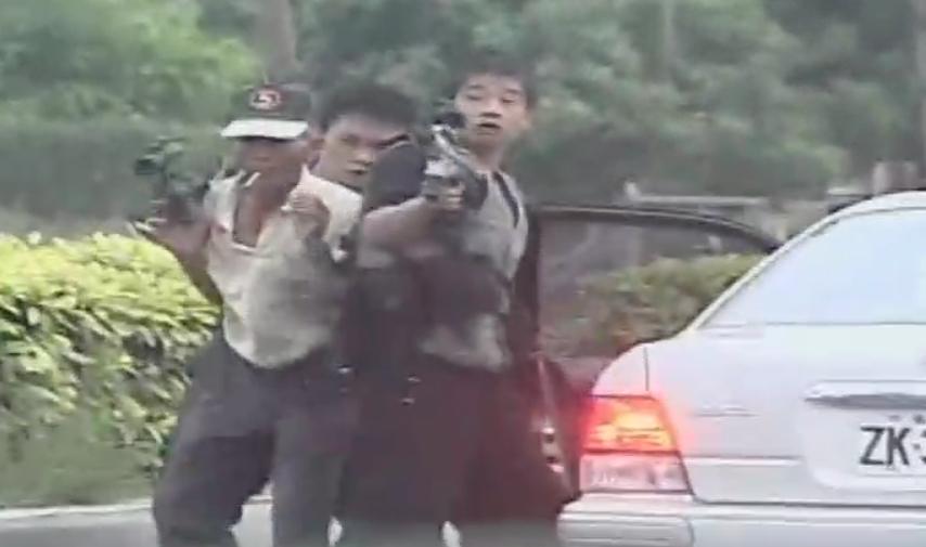 張錫銘當年持槍挾持老農與警方對決的畫面,讓人印象深刻。翻攝畫面