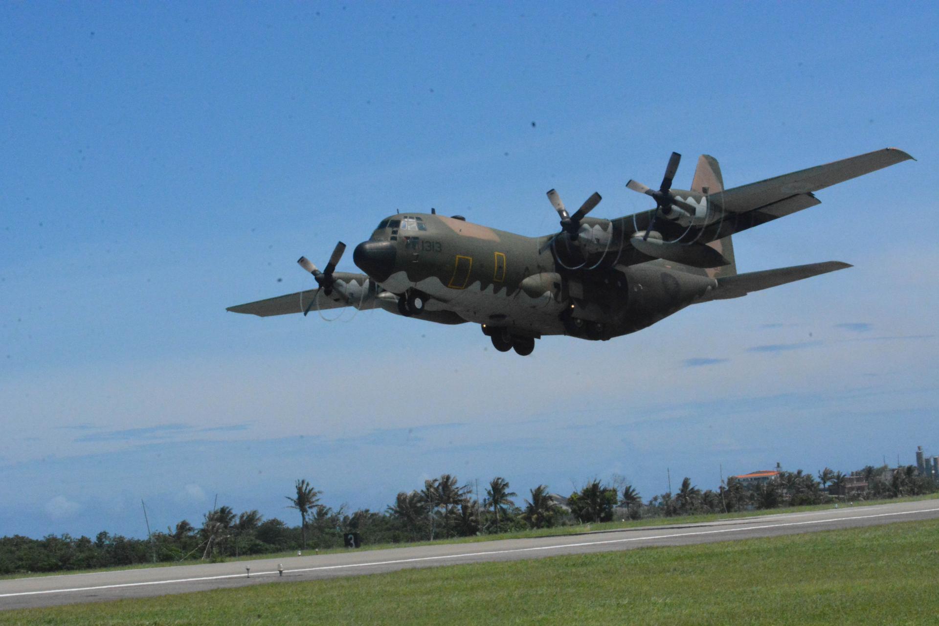 美軍C-130H運輸機因螺旋槳轂破裂停飛,我空軍已完成檢查無安全顧慮。資料照片