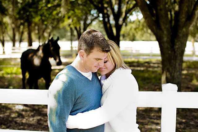 hug-g4bd1fc2bf_640.jpg