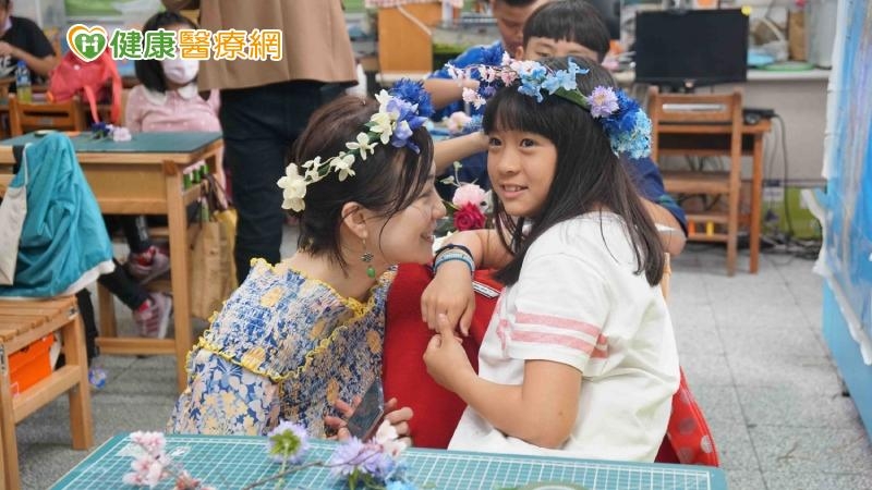藝術療育揭社會陰暗面 國內偏鄉學童無意間畫出「媽媽被性侵」