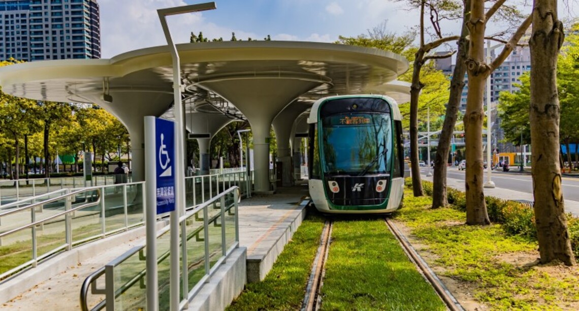 高雄輕軌C20~C24取得交通部營運許可 市府10/5辦理試營運通車事宜