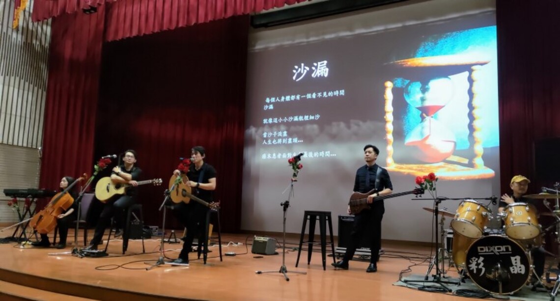 高雄大學卓越講座很搖滾 玫瑰墓樂團受邀表演 用生命寫歌、音樂說故事