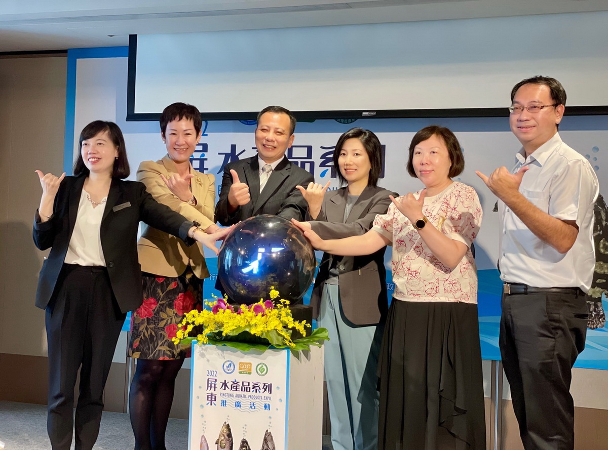 六福旅遊集團與屏東縣政府攜手推廣在地美味水產，六福旅遊集團莊豐如董事長(右三)、台北六福萬怡酒店林靜如總經理(左二)、屏東縣政府農業處鄭永裕處長(左三)、行政院農委會漁業署養殖漁業組鄭淑文研究員(右二)等長官共同啟動合作。 (圖／六福旅遊集團提供)